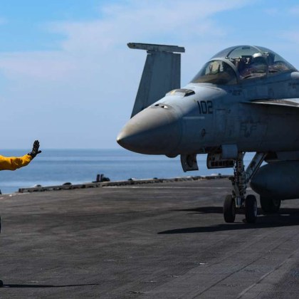 Два изтребителя паднаха зад борда докато се опитваха да кацнат