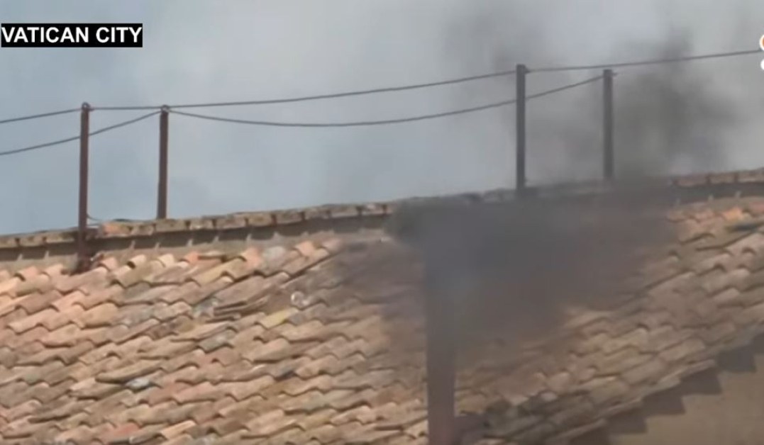 Конклавът гласува - пушек се издигна над Сикстинската капела ВИДЕО
