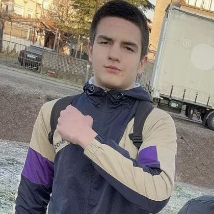 Близки и приятели на 16 годишния Виктор от Нова Загора отправиха