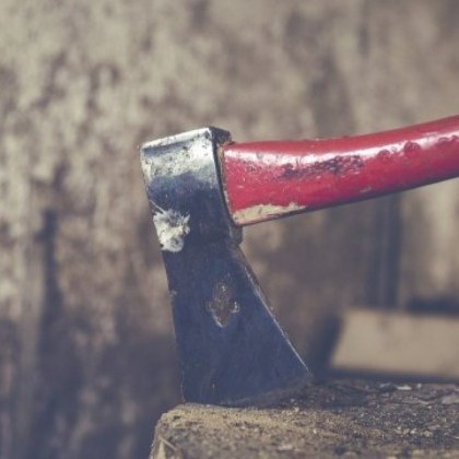 Жена загина при нападение с брадва в Университета във Варшава