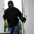 Апаш се вмъкна в магазин, открадна над 10 000 лева