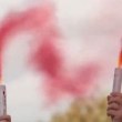 Докато светът чака бял или черен дим – над Ватикана се изви розов ВИДЕО