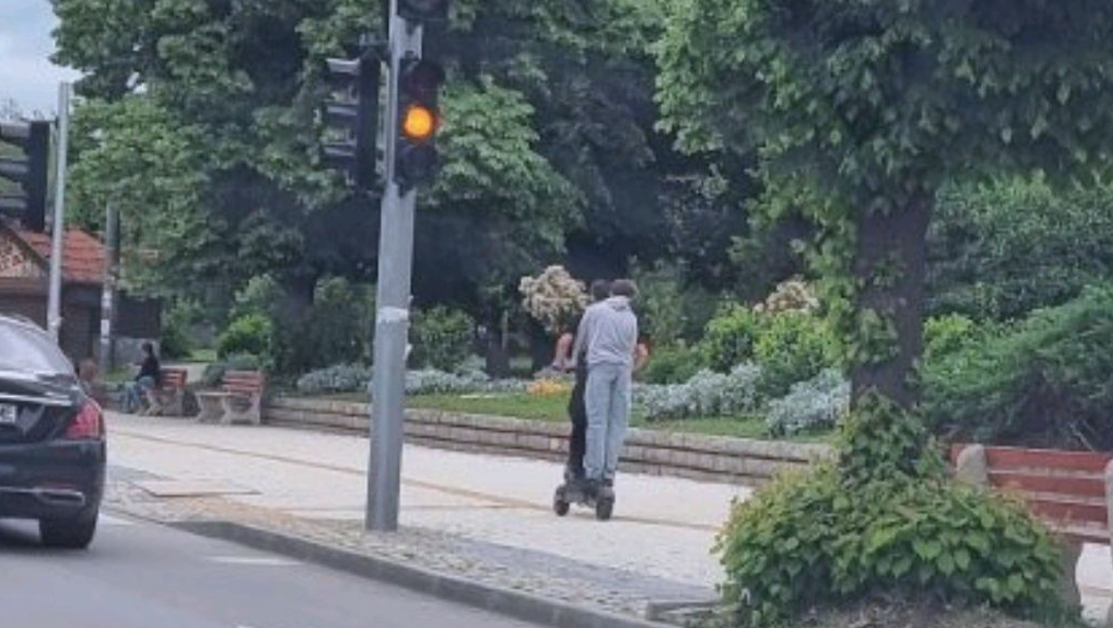 Младежи демонстрират пренебрежение към забраната за тротинетки в Карлово СНИМКИ