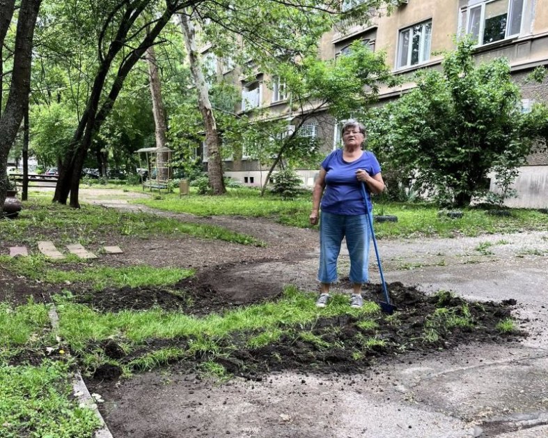 Лили – 76-годишната жена, която показа как се обича квартал СНИМКИ