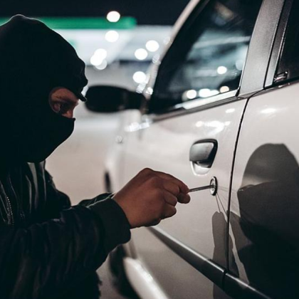 Автори на две посегателства са установени и задържани от служители