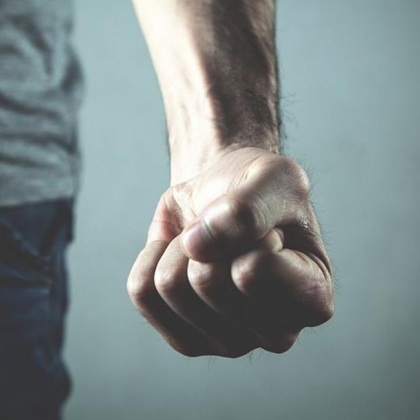 Четирима младежи са задържани за побой на мъж в Перник съобщиха от полицията На 7 май рано сутринта