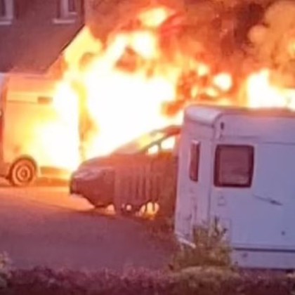 Електрическа кола се взриви и подпали дом и ван в