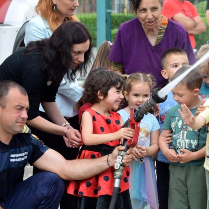 Екип от Трета районна служба Пожарна безопасност и защита на