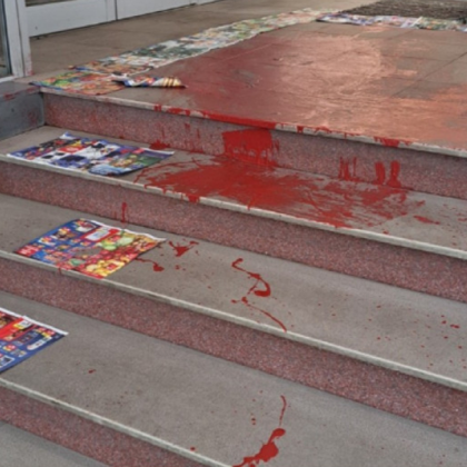 Млад мъж е залял с червена боя служебния вход на