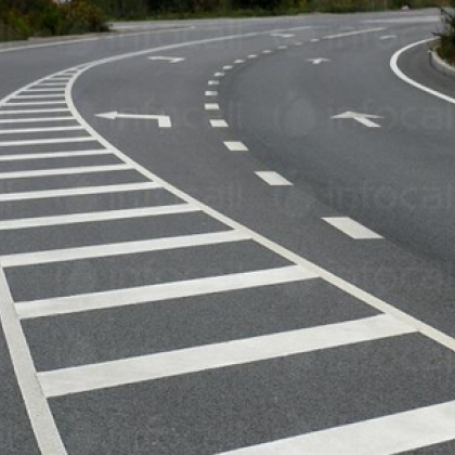 Полага се хоризонтална маркировка в участъка от път I 3 край