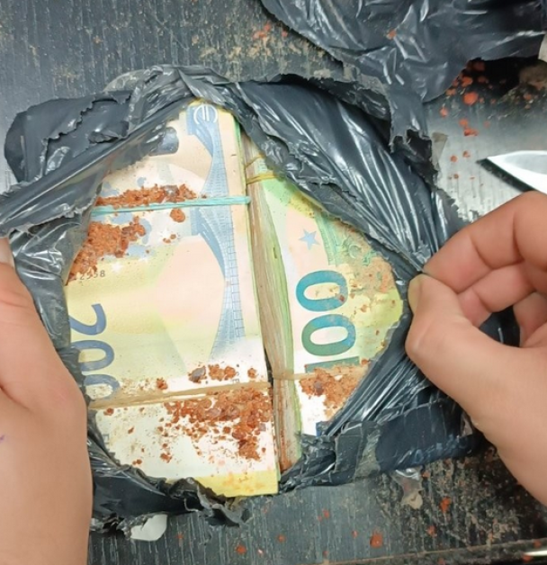 Откриха близо 130 хил. недекларирани евро в кабината на влекач