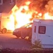 Електрическа кола се взриви и подпали дом и ван – семейство оцеля по чудо ВИДЕО+СНИМКИ