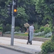 Младежи демонстрират пренебрежение към забраната за тротинетки в Карлово СНИМКИ