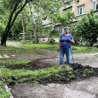 Лили – 76-годишната жена, която показа как се обича квартал СНИМКИ