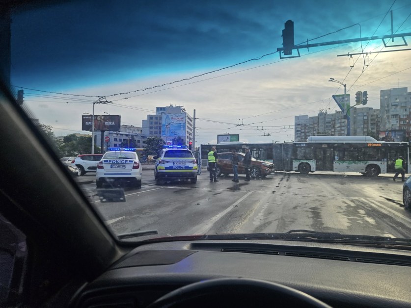 Кола се блъсна в автобус в София СНИМКА