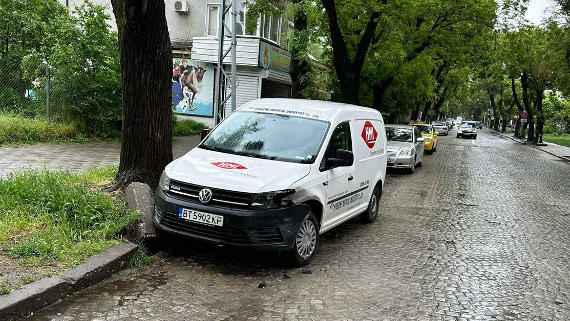 Шофьор блъсна паркиран автомобил в Пловдив и избяга СНИМКИ