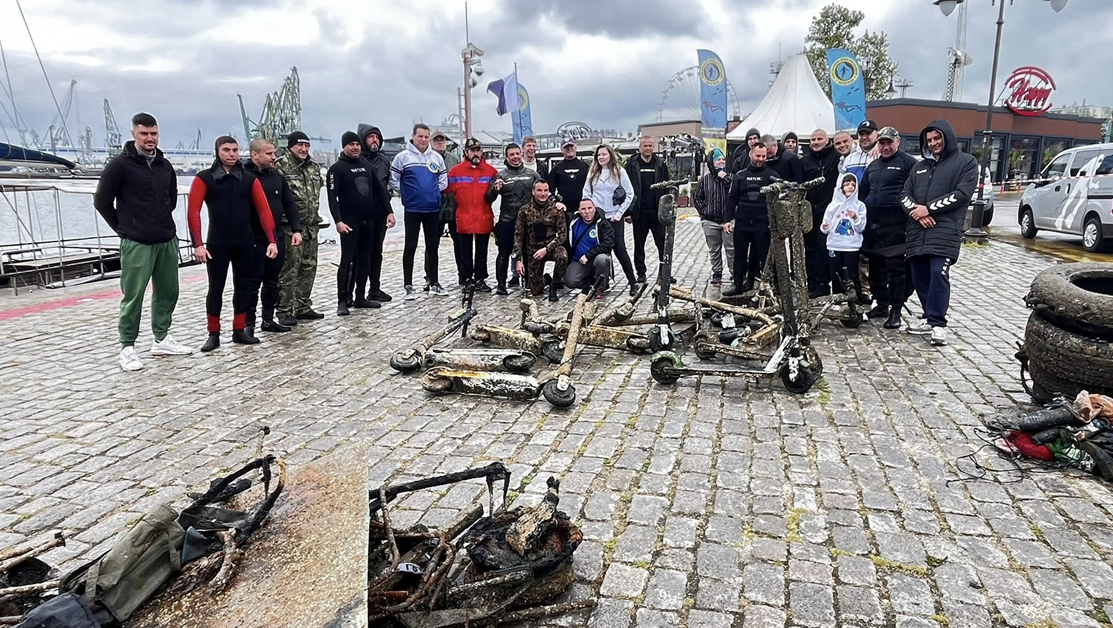 Водолази извадиха 15 тротинетки от морето във Варна СНИМКИ