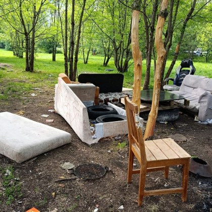 Тийнейджъри създадоха грозна гледка край столични блокове Група младежи превърнаха
