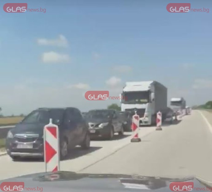 Тежък сблъсък в стеснения участък на АМ Тракия, тапите са километрични СНИМКИ