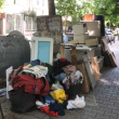 Интериор на открито: Цяла покъщнина се озова на улица в София СНИМКИ