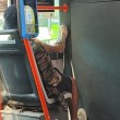 Пътник с недопустимо поведение! Плюе и ругае в столичен трамвай СНИМКИ