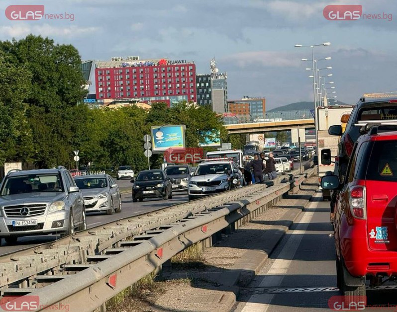Катастрофа затруднява движението в София, пристигна линейка СНИМКИ