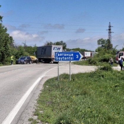 Шофьор на такси е починал на място при челен удар