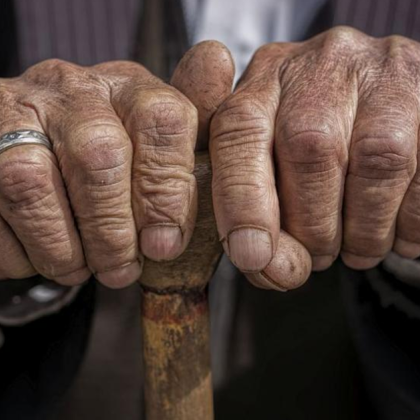 Жена е с опасност за живота след като е била пребита