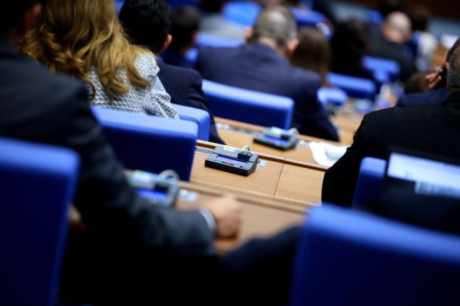 Киселова решава да допусне ли за гласуване предложението за референдум