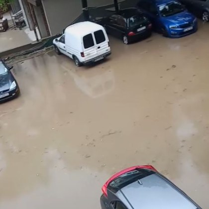 Искаме гондоли – Жители на Асеновград недоволстват от наводнени улици