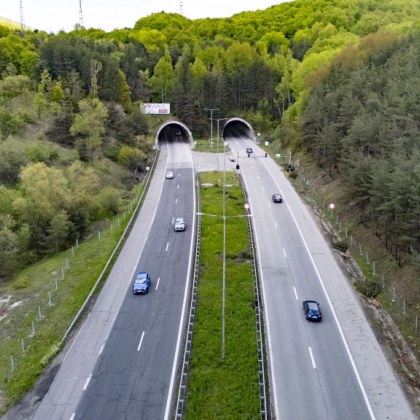 Движението в тръбата за Бургас на тунел Траянови врата на