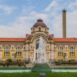 Възстановяват Централната баня в София