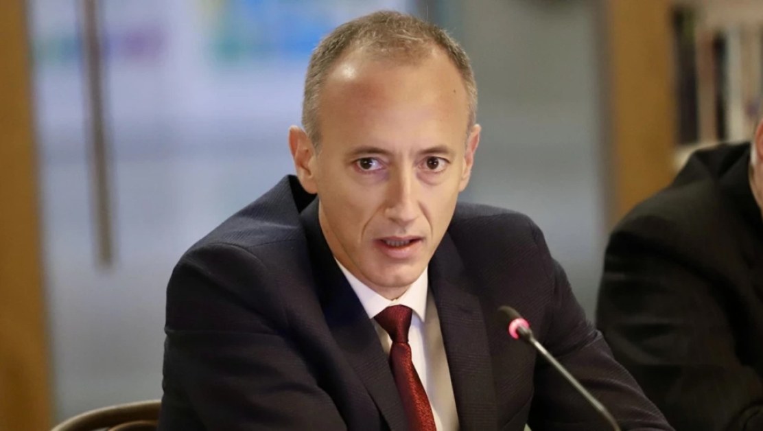 Вълчев реже кметовете - ще предложи ограничения в правата им да обявяват неучебни дни