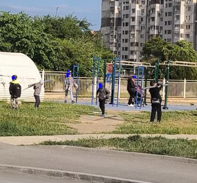 Варненска игра: деца размятат пътни знаци, никой не им прави забележка СНИМКА