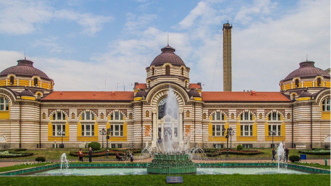 Възстановяват Централната баня в София