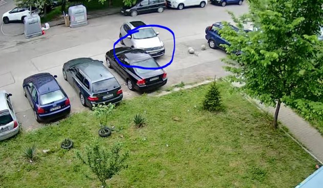 Водач с джип блъсна кола в София, огледа щетите и продължи ВИДЕО+СНИМКИ