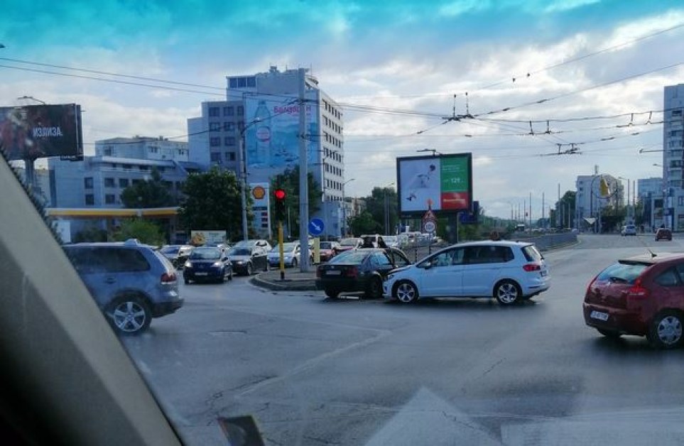 Две коли се сблъскаха в София СНИМКИ