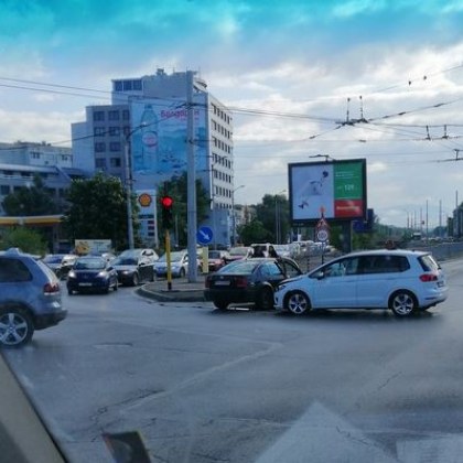Две коли са се сблъскали на кръстовище в столицата за