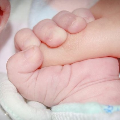 Отвлякоха 4 месечно бебе от 17 годишната му майка в Червен бряг