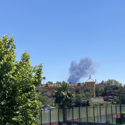 Огромен стълб гъст черен дим се разстла в покрайнините на испанския