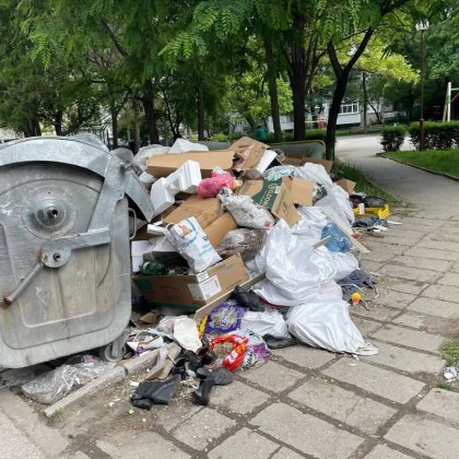 Гора от кашони стари матраци мебели и строителни отпадъци изникна