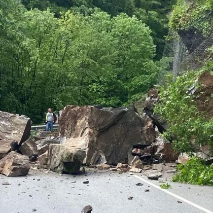 Паднали скали блокираха част от ключов път в Родопите Ограничено е
