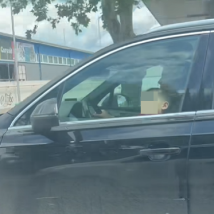 Поредна абсурдна сцена от пътя предизвика бурни реакции в социалните