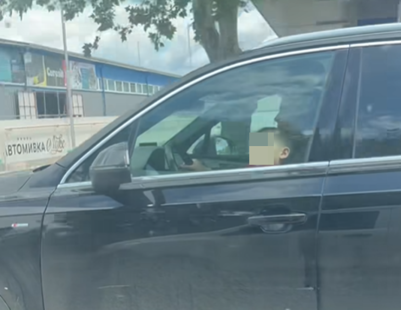 Урок по безотговорност: Мъж е заснет да шофира колата си с дете в скута