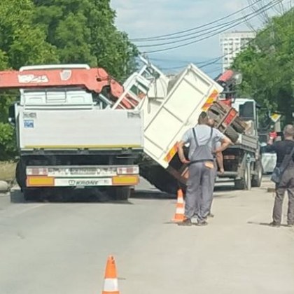 Камион с кран се преобърна върху друг камион на ул
