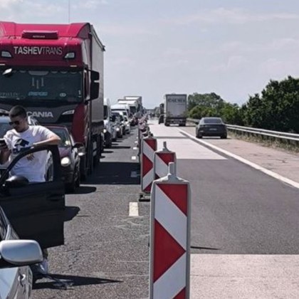 Катастрофа с линейка е предизвикала километричното задръстване на магистрала Тракия