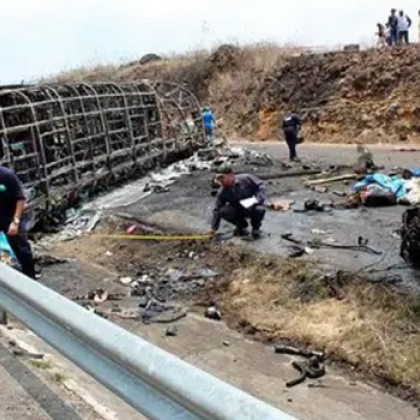 Най малко 21 души загинаха вчера при верижна катастрофа с участието