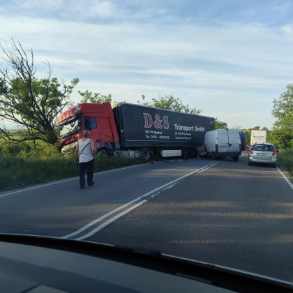 Тежка катастрофа взе жертва днес в Старозагорско Пътният инцидент отнел един