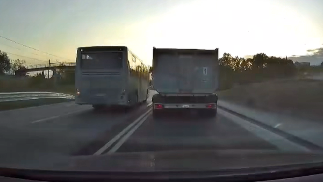 Шофьор на автобус извърши опасно изпреварване край Варна СНИМКИ