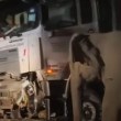 Камион затисна слонче, майка му опитва с часове да го освободи ВИДЕО